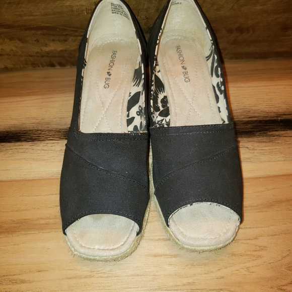 Fashion Bug Wedges Size 8.5 Cute! - Picture 2 of 6